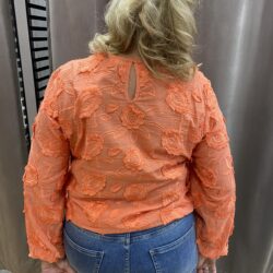 Orange blus med blommor - Bild 3