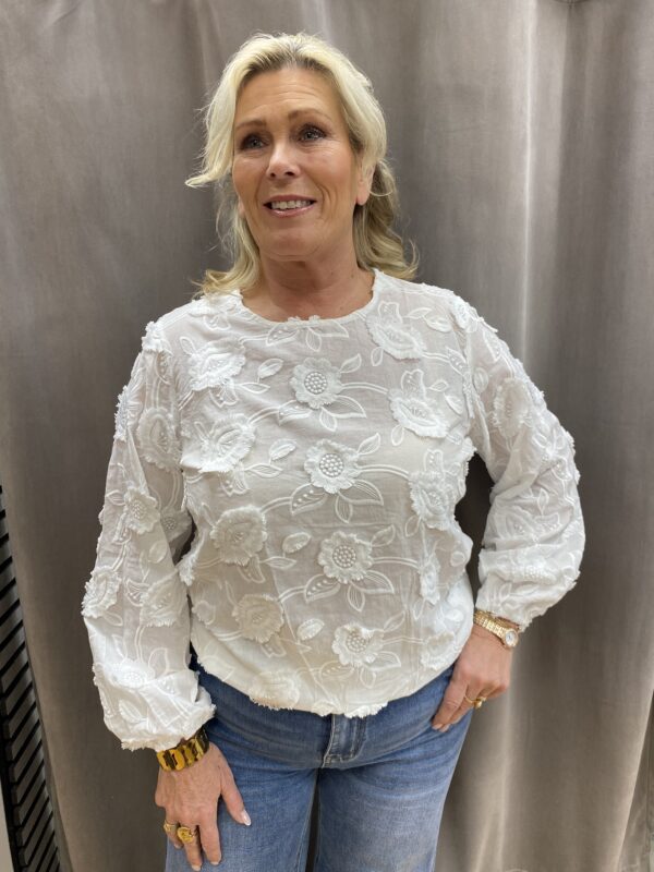 Vit blus med blommor