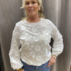 Vit blus med blommor