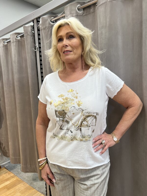 Vit T-shirt med guldig cykel