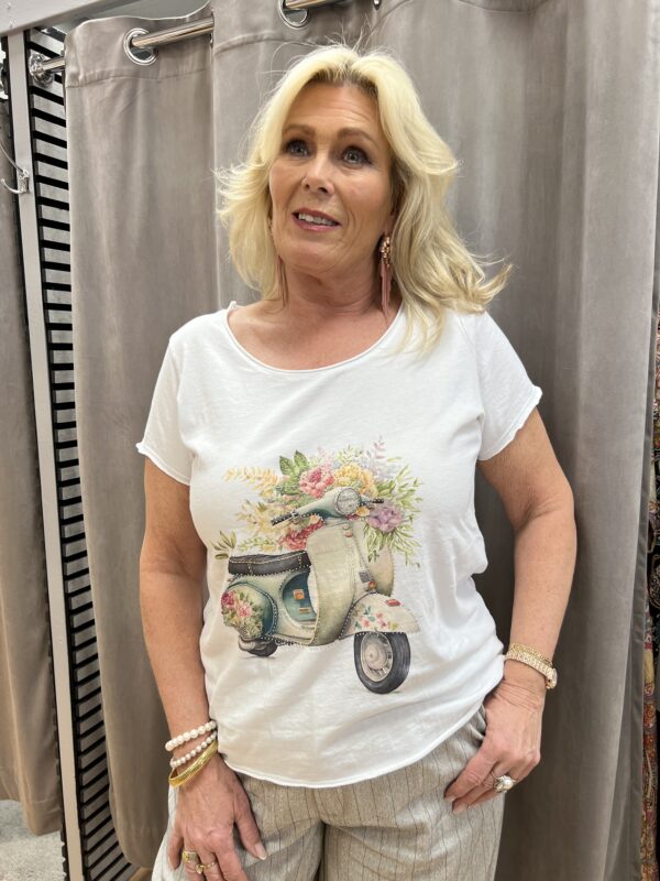 Vit T-shirt med blommig vespa