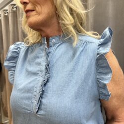 Jeansblus med volangärm - Bild 3