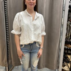 Vit skjortblus med blommor - Bild 4