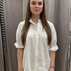 Vit skjortblus med blommor
