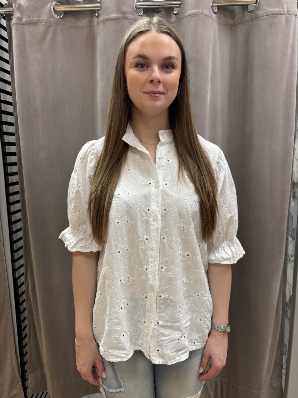 Vit skjortblus med blommor