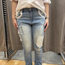 Ljusblå jeans med blommor