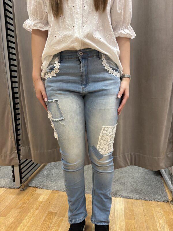 Ljusblå jeans med blommor