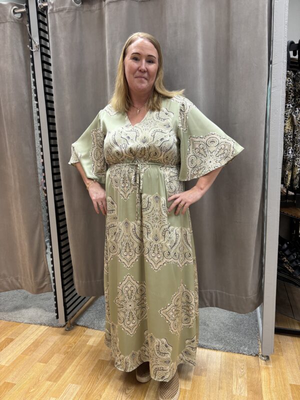 Ljusgrön paisley klänning