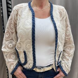 Spetskofta med jeans detaljer