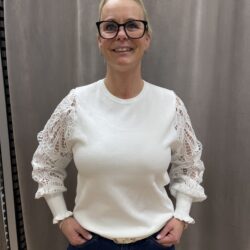 Vit tröja med spetsärm - Bild 2