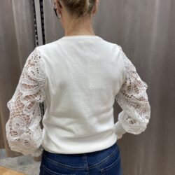 Vit tröja med spetsärm - Bild 4