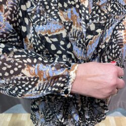 Mönstrad blus med krås - Bild 3