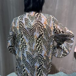 Mönstrad blus med krås - Bild 4