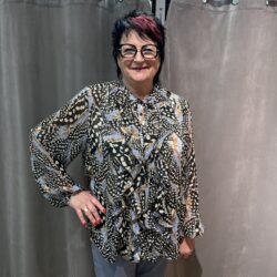 Mönstrad blus med krås