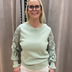 Grön tröja med spetsärm - Bild 4