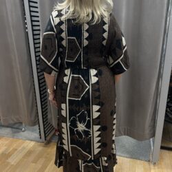 Brun mönstrad klänning - Bild 5