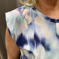 Blå mönstrad low T-shirt - Bild 2