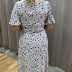 Småblommig blå klänning - Bild 3