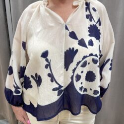 Mönstrad creme/marinblå blus - Bild 4
