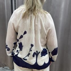 Mönstrad creme/marinblå blus - Bild 2