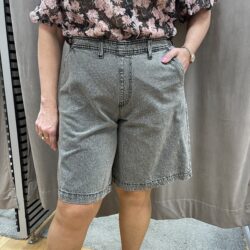 Grå vida jeansshorts