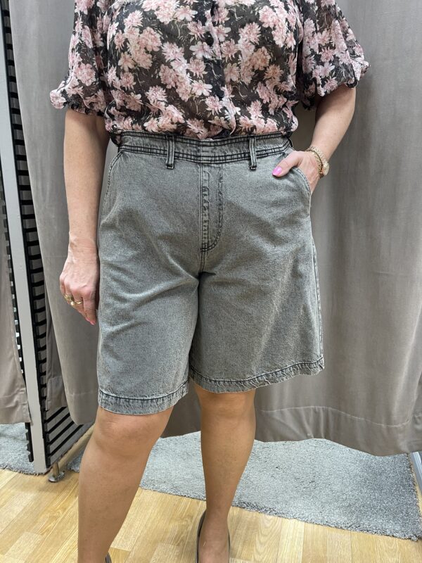Grå vida jeansshorts