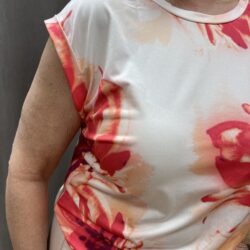 Vit topp med korall blommor - Bild 3