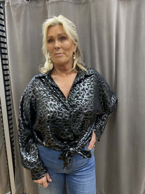 Silvrig leo skjortblus
