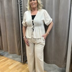 Beige knytblus i linne - Bild 3