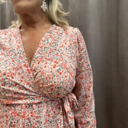 Blommig klänning röd/rosa - Bild 2
