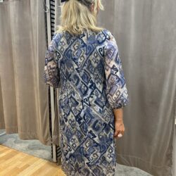 Blå mönstrad klänning - Bild 2