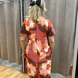 Blommig röd/rosa klänning - Bild 3