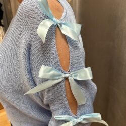Blå glesstickad tröja med rosetter - Bild 2
