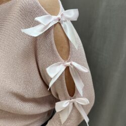 Rosa glesstickad tröja med rosetter - Bild 2