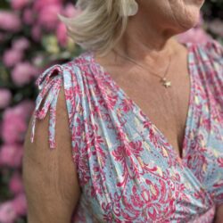 Rosa/blå mönstrad kort klänning - Bild 3
