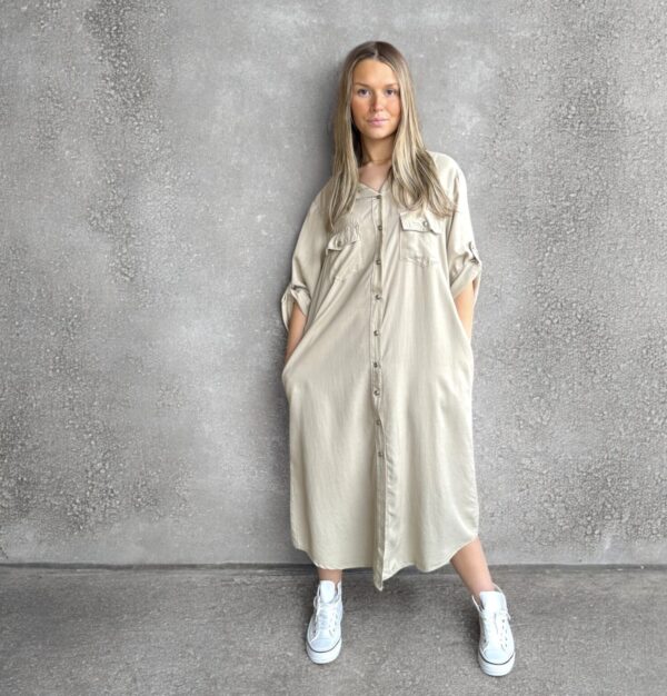 Beige skjortklänning