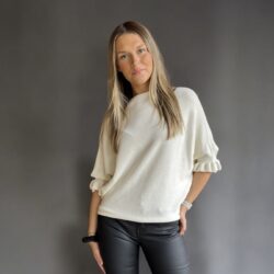 Offwhite stickad tröja med volangärm