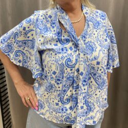 Vit/blå paisley blus
