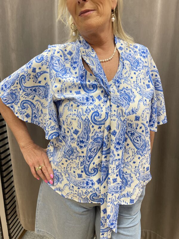 Vit/blå paisley blus