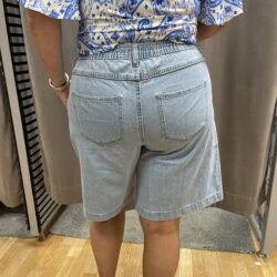 Ljusblå vida jeansshorts - Bild 2