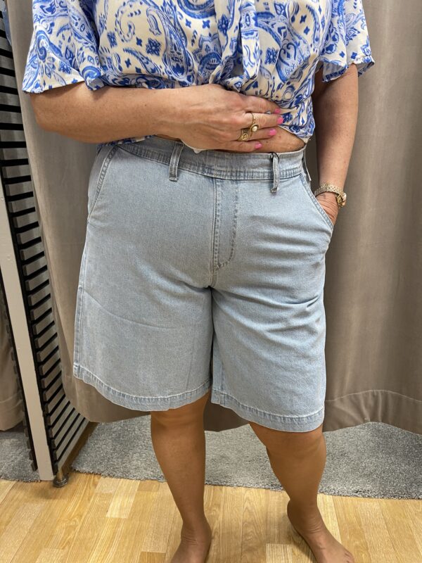 Ljusblå vida jeansshorts