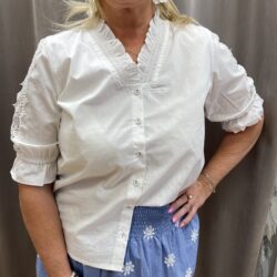 Vit blus med spets