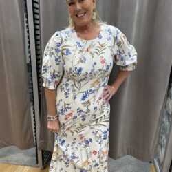 Cremè vit klänning med blommor