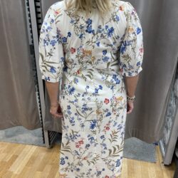 Cremè vit klänning med blommor - Bild 2