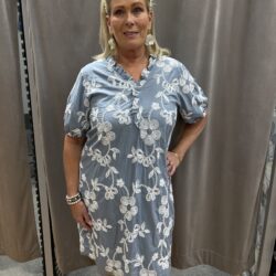 Jeansblå klänning med brodyr - Bild 2