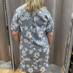 Jeansblå klänning med brodyr - Bild 4