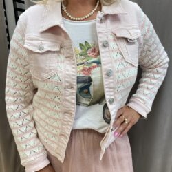 Ljusrosa jacka med detaljer