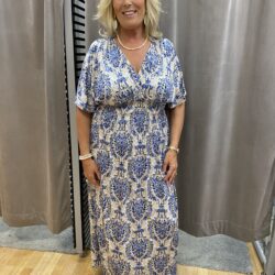 Blå/vit mönstrad klänning